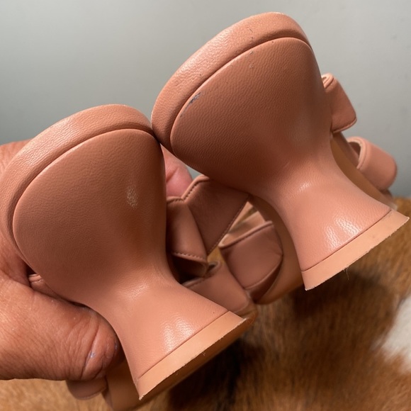 Womens Salvatore ferregamo heel shoes size 9 check them out very nice thanks 🙏 - Picture 4 of 9